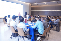 其办事深度融合了多年正在大型培训集团的办理